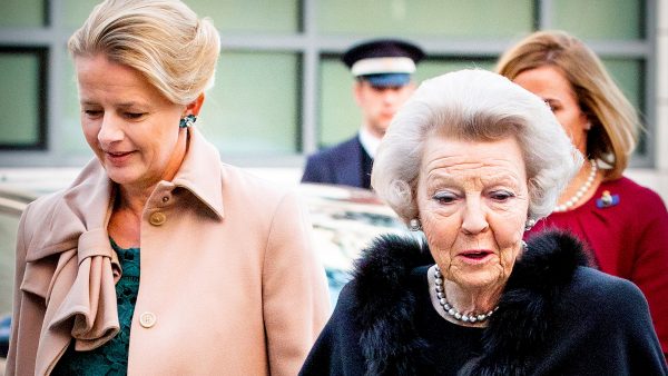 prins Frisoprijs uitgereikt in bijzijn Mabel en Beatrix