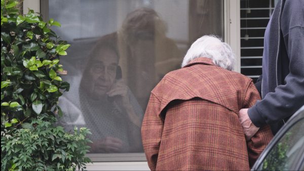 dorothy-campbell-praat-met-coronavirus-besmette-man-via-raam