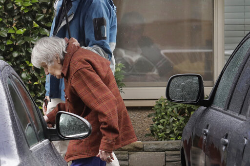 dorothy-campbell-praat-met-coronavirus-besmette-man-via-raam