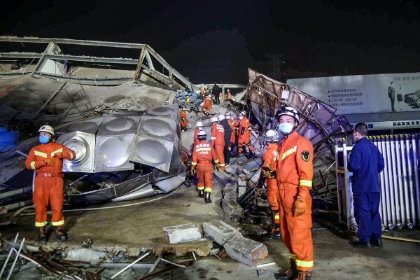 'Quarantainehotel' in China ingestort, tientallen mensen onder puin