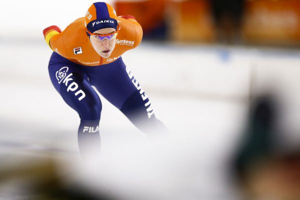 Wüst wint wereldbeker op schaatsmijl met baanrecord en vindt nieuwe ploeg