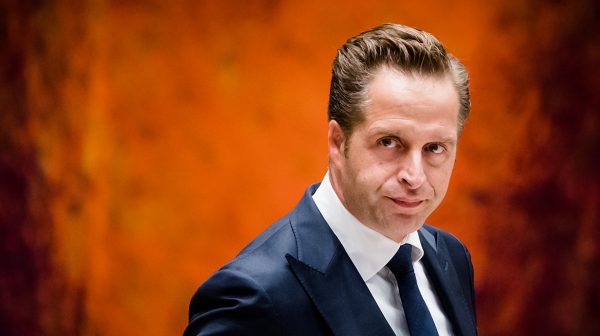 Minister Hugo de Jonge wil van zwijgcontracten af in de zorg