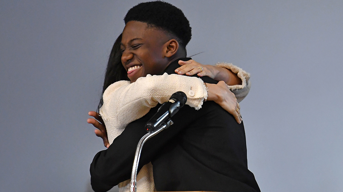 Student Aker Okoye knuffelt Meghan Markle
