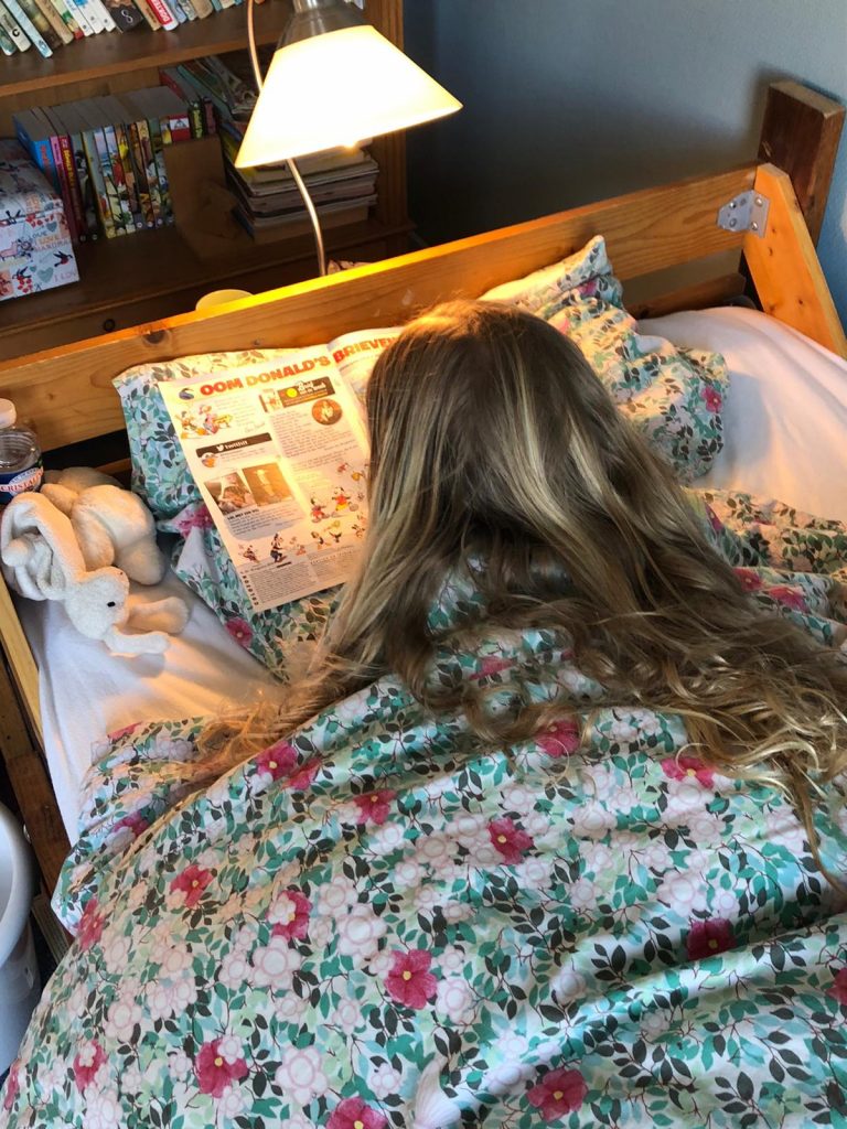 sofie dochter lezen op bed