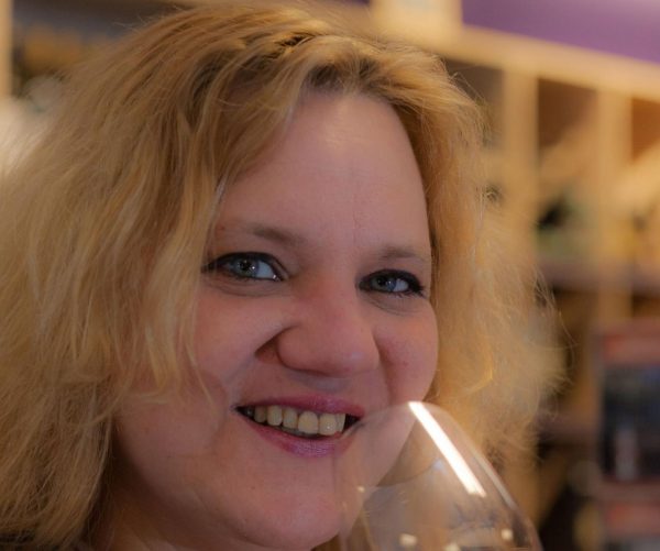 Petra (53) heeft een slijterij in grensplaats Sluis: ‘Ik sta voor een duivels dilemma’