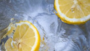Wat een (on)zin: zo zit het echt met water en citroen