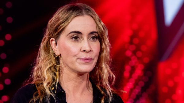 Anouk krijgt hulp van Leontine Borsato