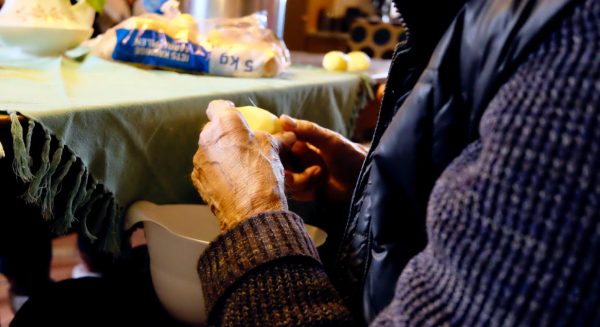 maaltijden aardappels schillen oude man