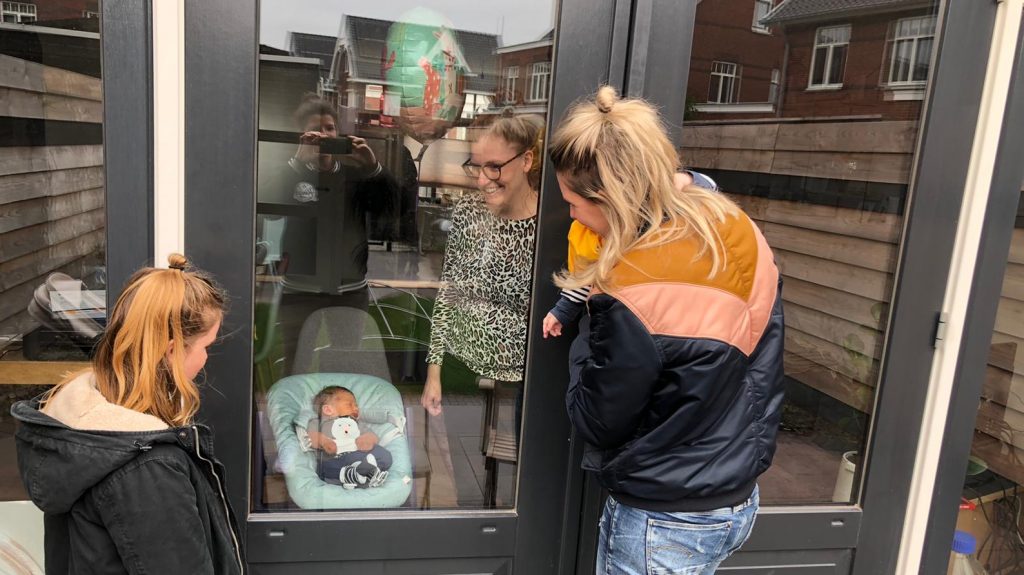 Sanne is bevallen tijdens coronacrisis: 'Kraambezoek gaat via het raam'