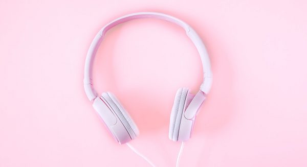LINDA.podcasts lijstje - roze koptelefoon pixabay