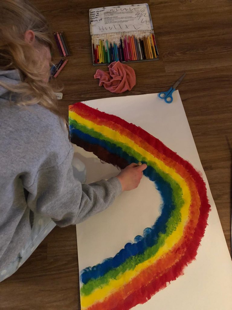 Oudste schildert een regenboog