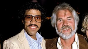 Thumbnail voor Lionel Richie eert overleden zanger Kenny Rogers met emotioneel bericht