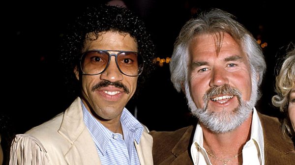 Zanger Lionel Richie eert overleden zanger Kenny Rogers