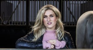 Thumbnail voor Britt Dekker brengt drie maanden door in verzorgingstehuis voor nieuw programma
