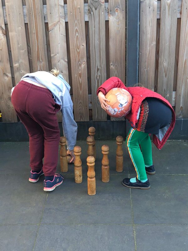 Voetballen in de tuin