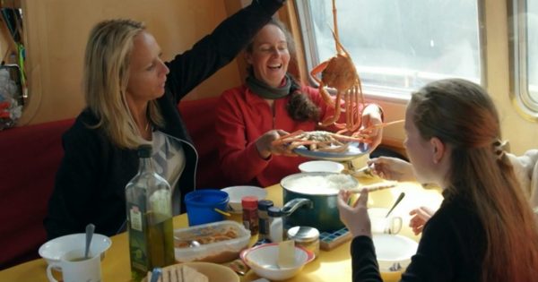 Floortje Dessing bezoekt familie die op boot tussen het ijs woont