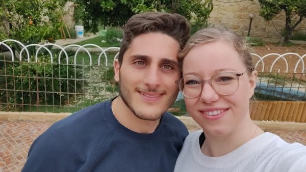 Danielle vloog met repatriëringsvlucht naar Malta ondanks corona: 'Samen een leven opbouwen'