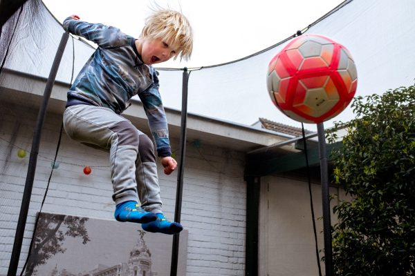 spelen op de trampoline GONDA MEURS