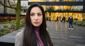 moeder insiya komt aan bij rechtbank (1)