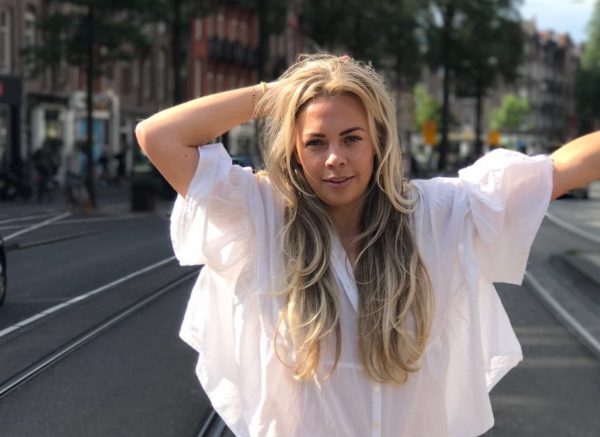 Roosmarijn Koster in witte blouse