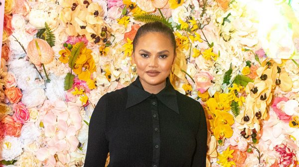 Chrissy Teigen waarschuwt wat er gebeurt met kinderen lekker loeren