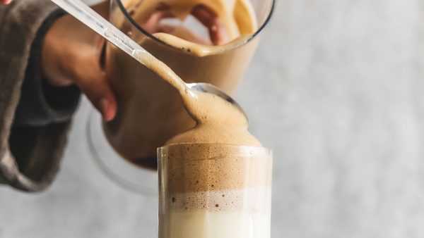 Met deze vijf koffierecepten hang jij thuis de barista uit