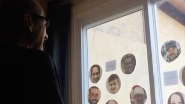 70-jarige man in tranen na liefdevolle verjaardagsboodschappen familieleden