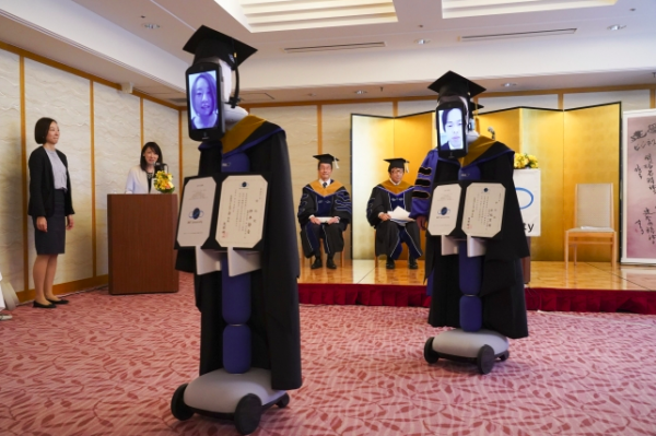 Bijzondere uitreiking: universiteit organiseert afstudeerceremonie zonder studenten 3