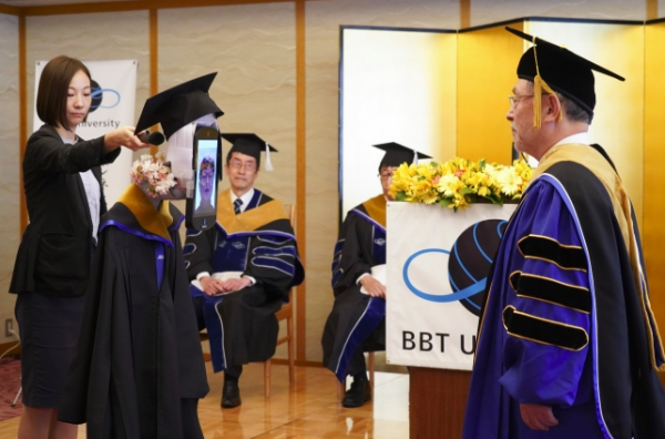 Bijzondere uitreiking: universiteit organiseert afstudeerceremonie zonder studenten 