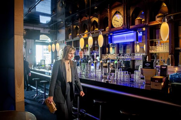 Máxima werkbezoek kroeg 