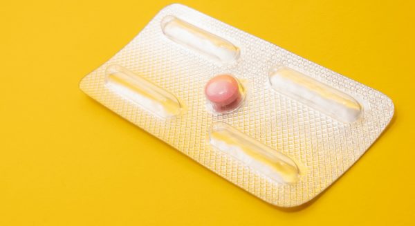 abortuspil geel achtergrond roze pil