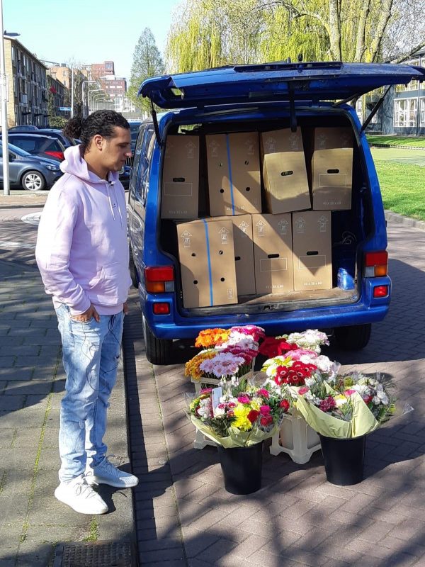 Ali B en sierteeltsector delen 125.000 bloemen uit aan eenzame ouderen