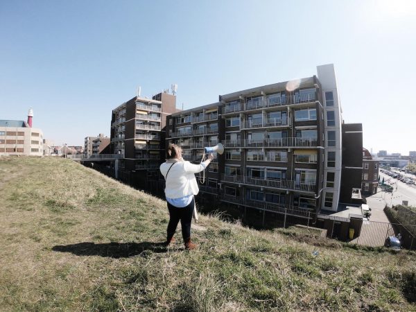 Merle Mudde entertaint ouderen met haar megafoon