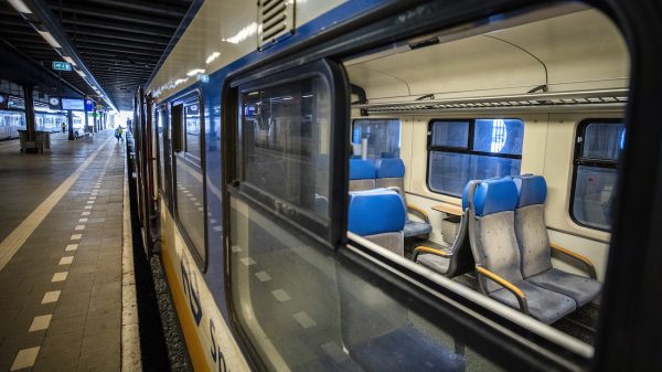 Mannen met doorgeladen vuurwapen op Schiphol uit trein gehaald