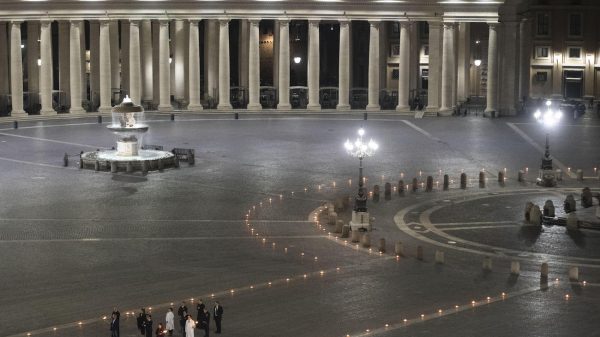 Paaszegen Paus voor leeg plein en zonder 'dank voor de bloemen'