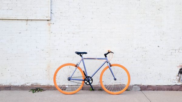Docent fietst 200 kilometer om mentorleerlingen thuis te verrassen