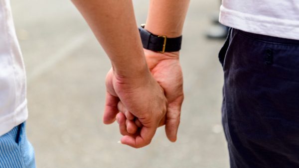 Vijftienjarige jongen krijgt huisarrest na bedreigen en bespugen homostel