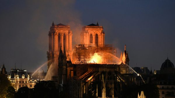 Van hoop naar puinhoop: Notre-Dame alweer een jaar in de steigers