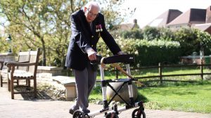 Thumbnail voor Britse veteraan (99) haalt ruim 14 miljoen euro op met wandelen in achtertuin