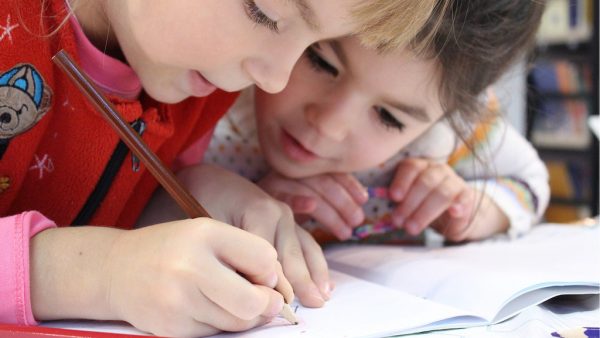 Ouders verdeeld over wegwerken leerachterstanden in schoolvakanties