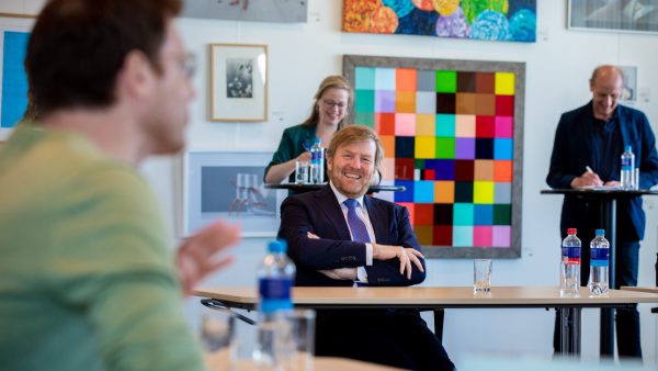 Koning Willem-Alexander bezoekt UWV en leert over noodmaatregelen corona