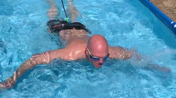 Mathijs van den Brink maakt eigen zwemcreatie creeerde eigen zwemactiviteit om fit te blijven