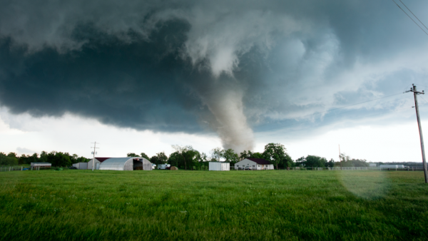 Verwoestende tornado's VS maken slachtoffers, heftige beelden op Twitter
