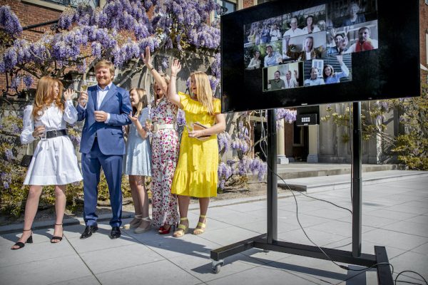 Koning brengt nationale toost uit 'op wie Nederland draaiende houdt'