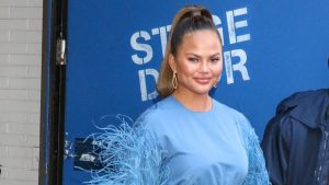 Thumbnail voor Chrissy Teigen haalt uit naar bodyshamers: 'Haar figuur lijkt op Sponge Bob'