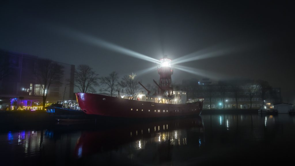 Hij schip in de nacht