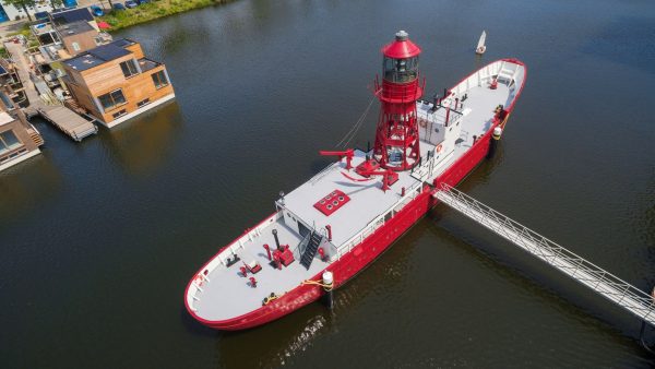 Kijken, kijken, kopen (als je miljonair bent): luxe lichtschip met vuurtoren