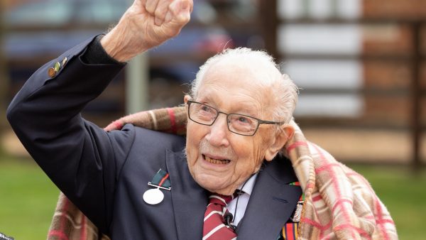 Veteraan Tom Moore krijgt titel kolonel op honderdste verjaardag