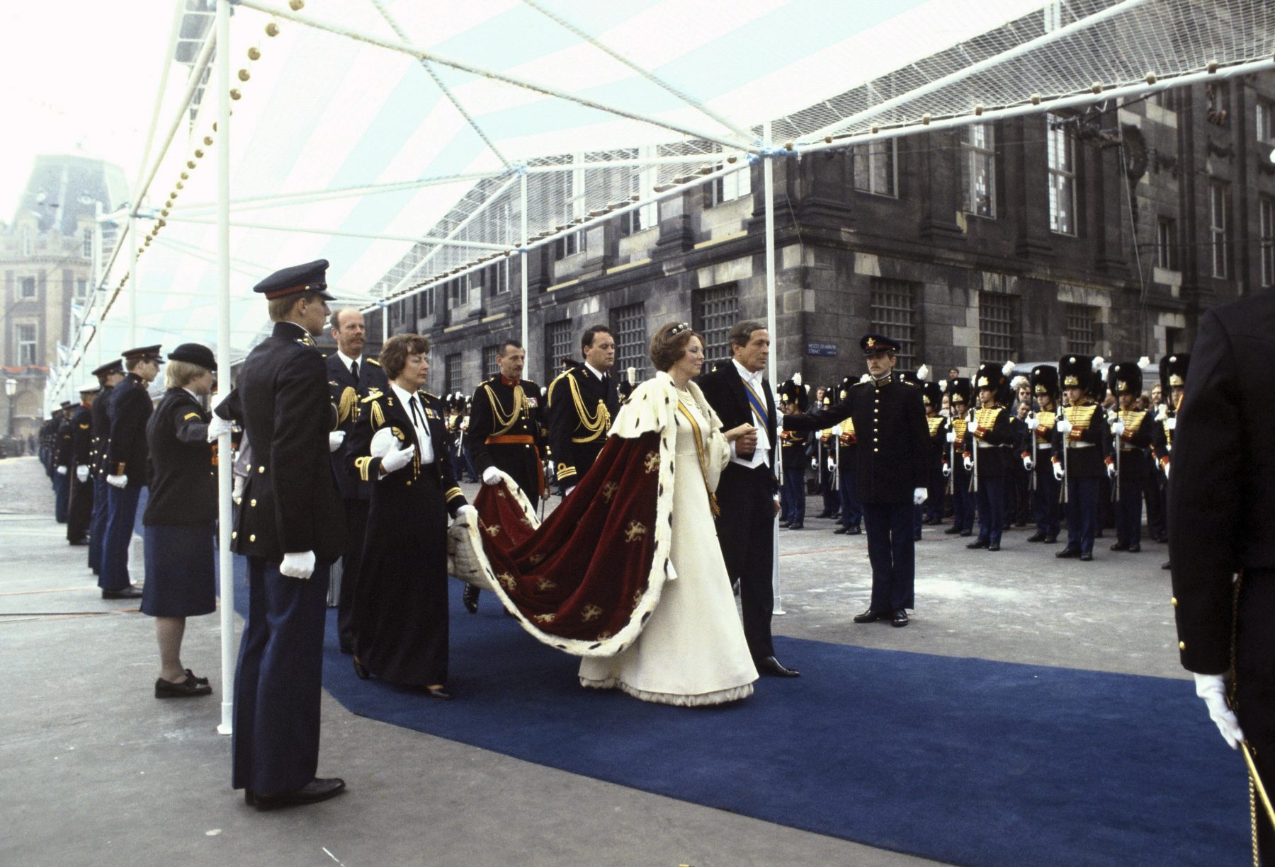Uit de koninklijke fotoboeken: veertig jaar geleden werd Beatrix ...