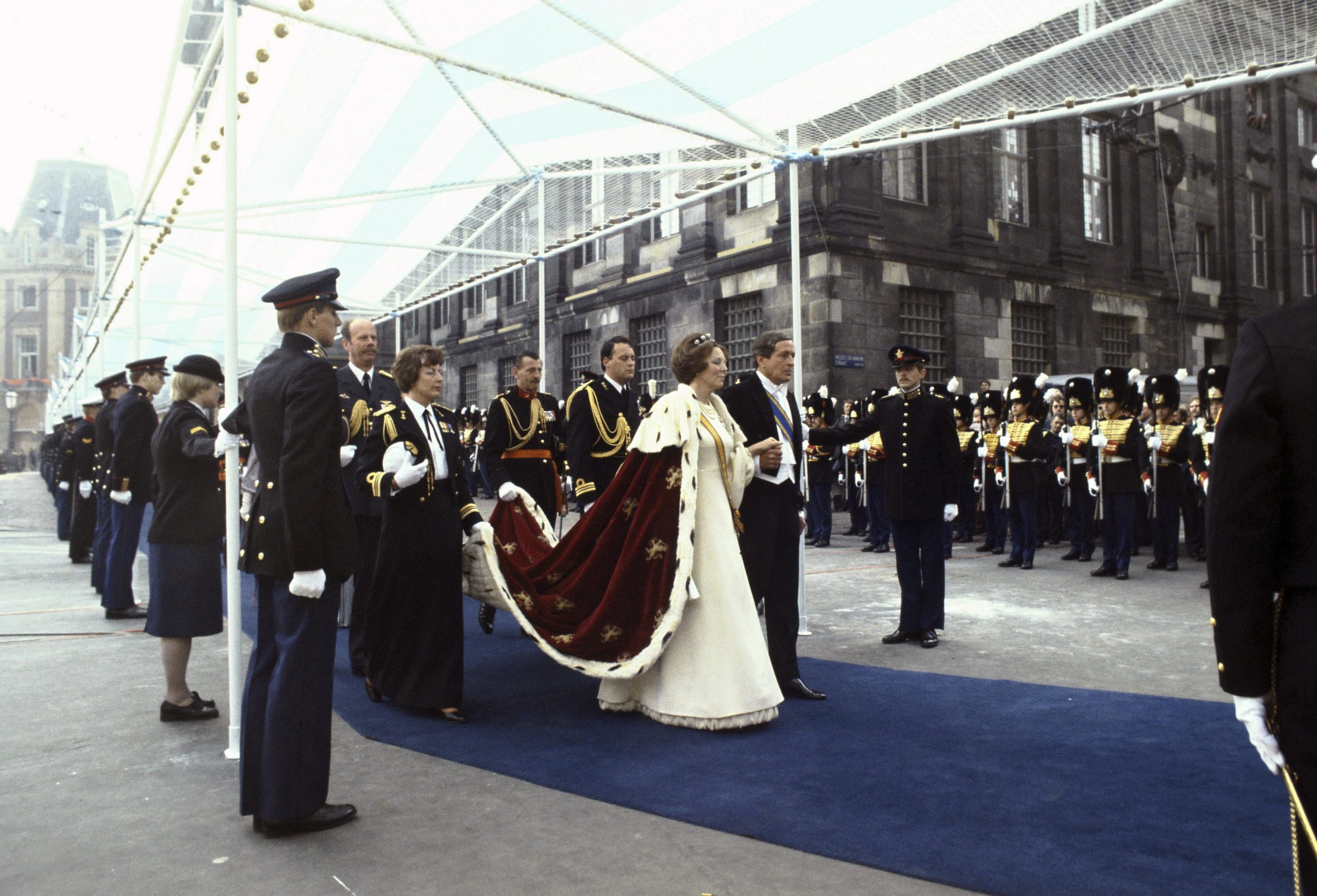 Veertig jaar geleden werd Beatrix onze koningin: 11 x foto's van deze bijzondere dag